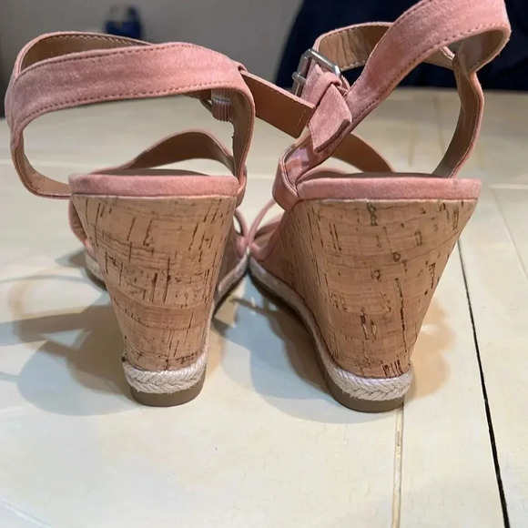 DV 8 Pierre Strappy Wedge Sandal soft pink size 8 - Picture 2 of 5